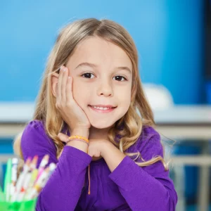 Curso gratuito de pedagogía sistémica. Alumna feliz en el aula.
