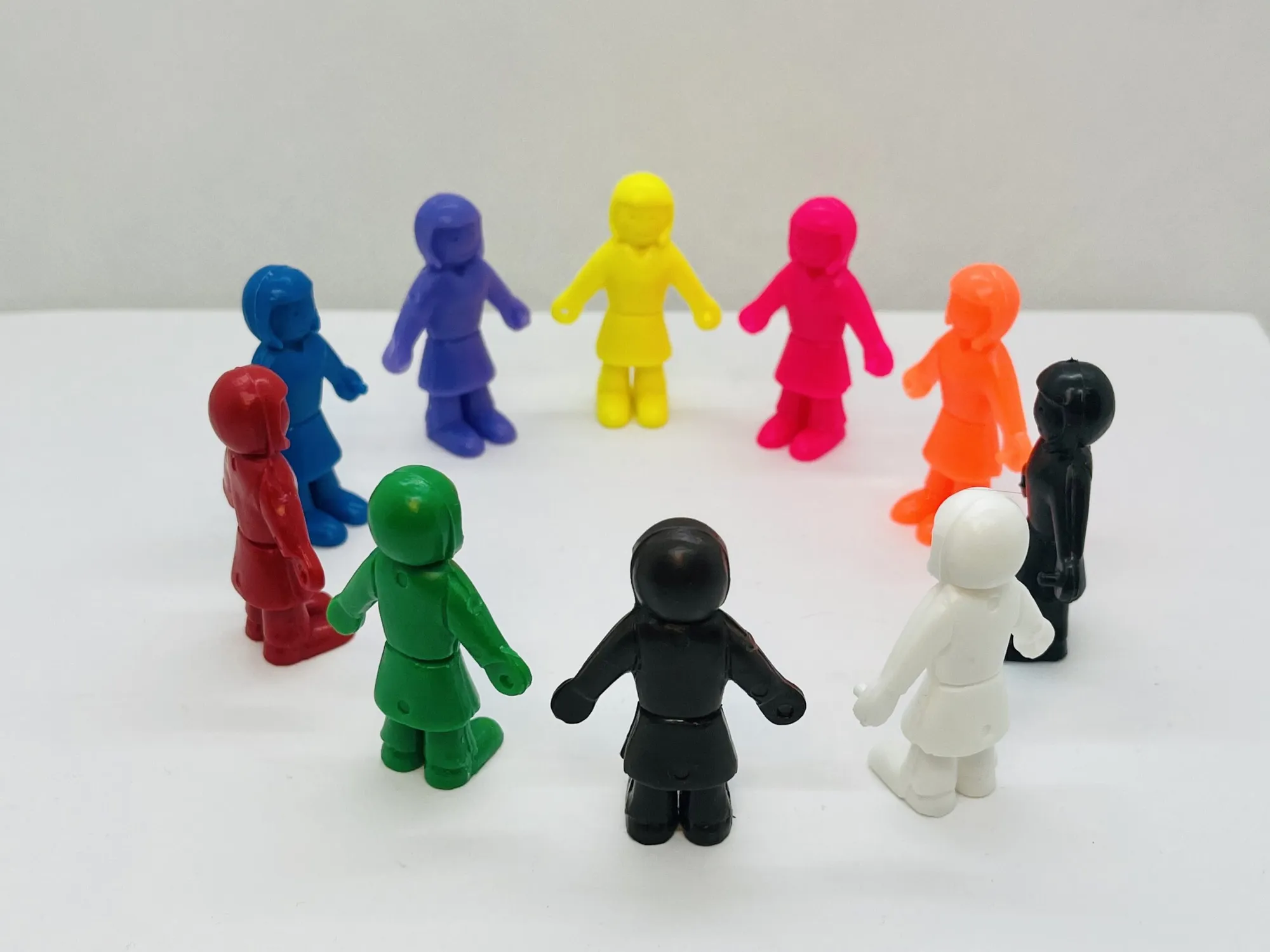 muñecos de un solo color en sesión individual de Constelaciones Familiares