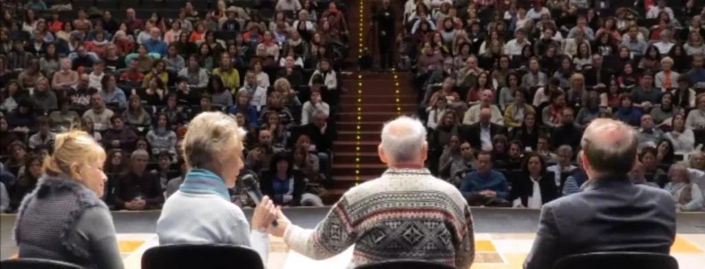 Bert Hellinger en su último encuentro en España, Ávila 2016, con 800 participantes de todo el mundo.