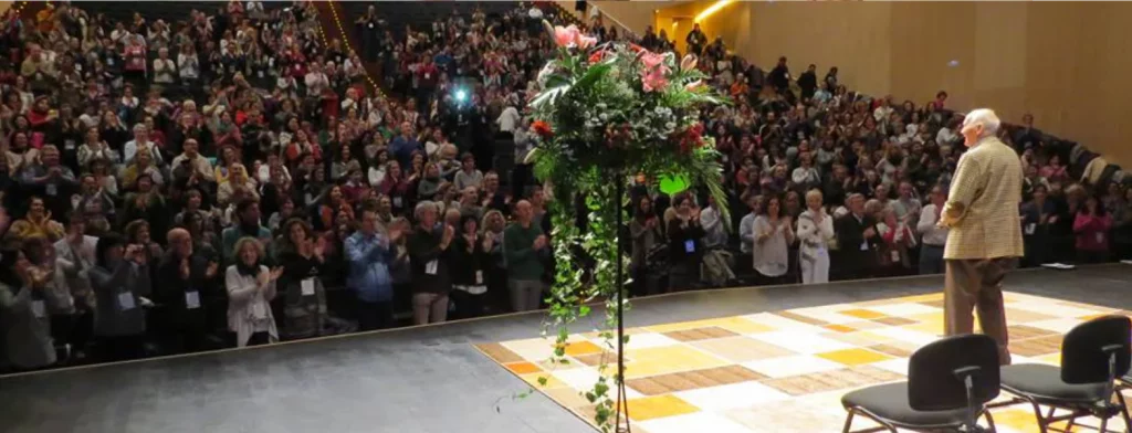 Bert Hellinger en su último encuentro en España, Ávila 2016, con 800 participantes de todo el mundo.