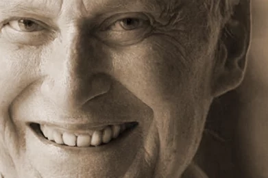 Bert Hellinger, creador de las constelaciones familiares, en un retrato de su vida y legado terapéutico.