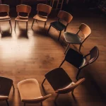 Sala de trabajo en Zēntrum Madrid para talleres de constelaciones familiares con el enfoque de Bert Hellinger.