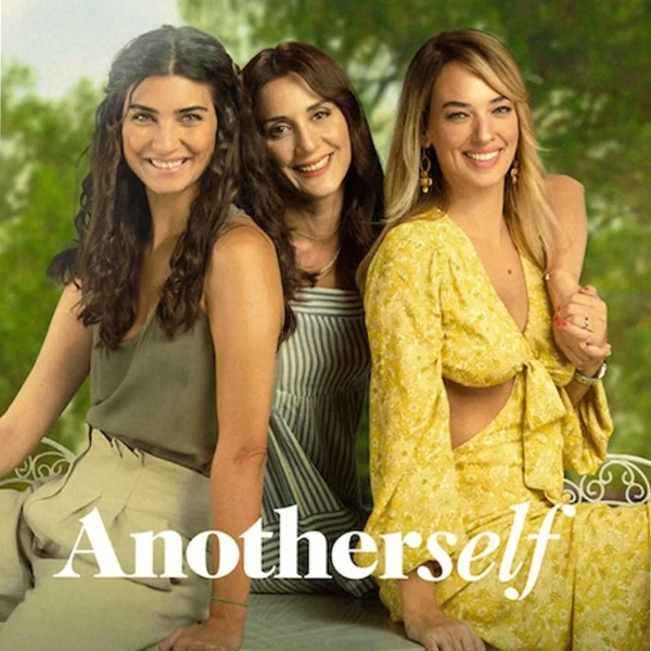 Escena de la serie Mi otra yo de Netflix con sesión de Constelaciones Familiares y el personaje Zaman en Ayvalık