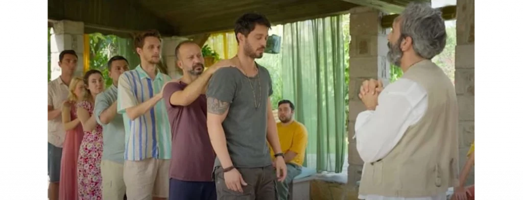 Escena de la serie Mi otra yo de Netflix con sesión de Constelaciones Familiares y el personaje Zaman en Ayvalık.
