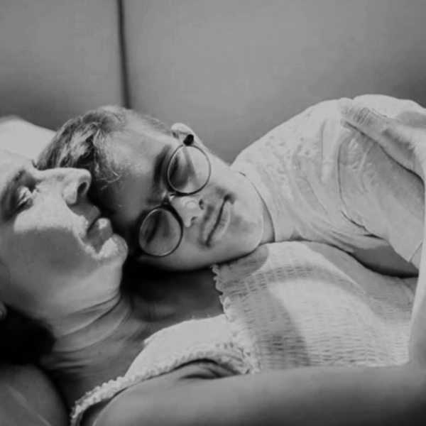 Dos personas madre e hijo nacido por cesárea en un abrazo sereno y consentido, ilustrando la Terapia de Contención de Jirina Prekop.