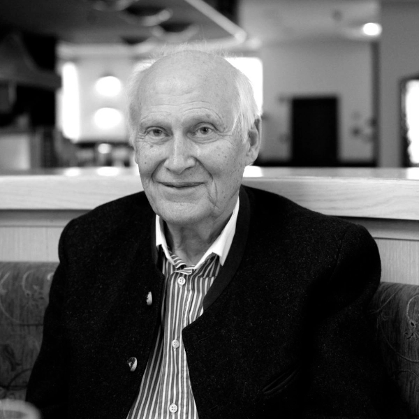 Retrato de Bert Hellinger, creador del enfoque de las Constelaciones Familiares y los Órdenes del Amor