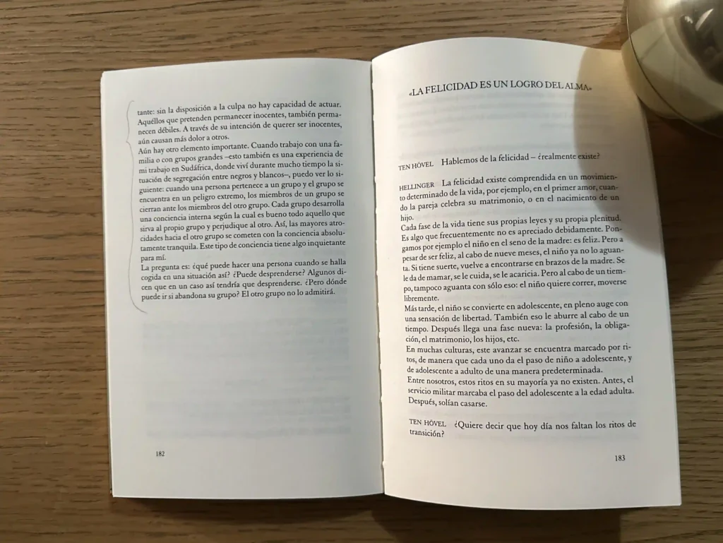 Ejemplar del libro Reconocer lo que es de Bert Hellinger, conversaciones con Gabriele ten Hövel publicadas por Herder. Donde habla sobre la felicidad.