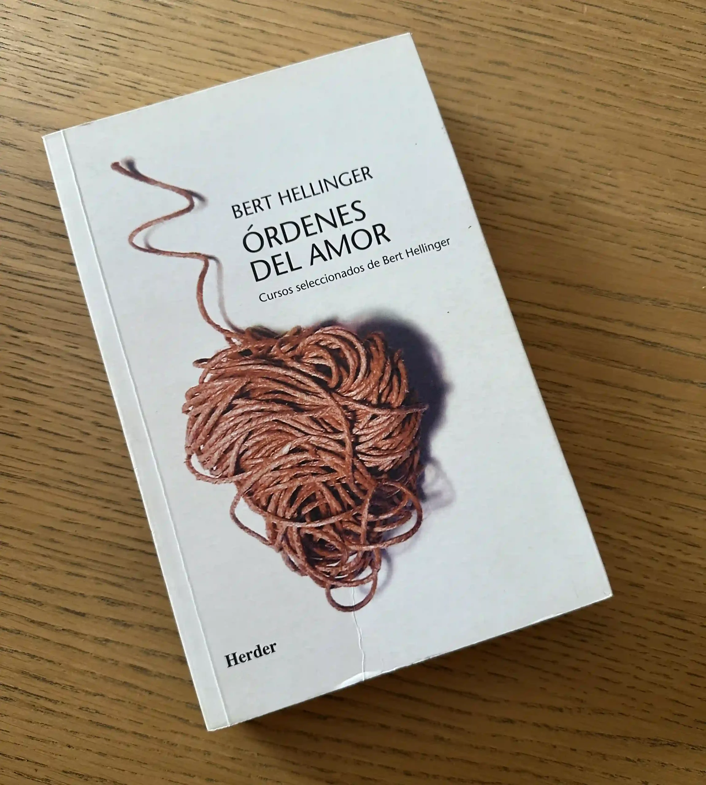Ejemplar del libro Órdenes del amor de Bert Hellinger, obra que recoge la entrevista Preguntas a un amigo.