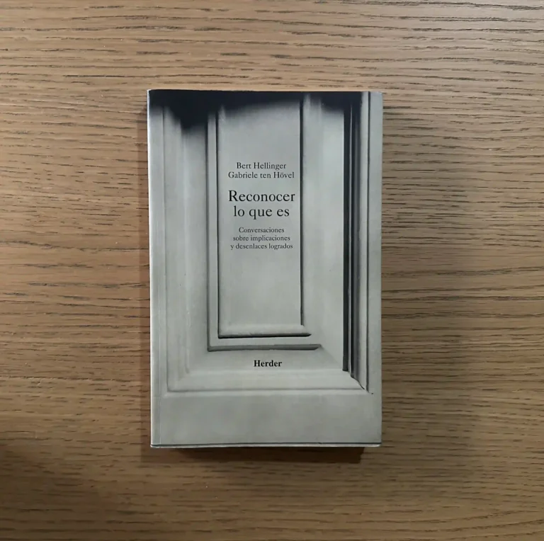 Ejemplar del libro Reconocer lo que es de Bert Hellinger, conversaciones con Gabriele ten Hövel publicadas por Herder.